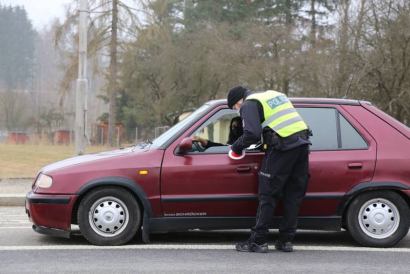 Aktuálně platná opatření, která se týkají volného pohybu osob mezi okresy, kontrolovali policisté také ve Vodné na Pelhřimovsku, kde jsou také hranice kraje.