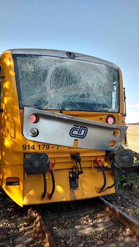 Nehoda vlaku a kamionu u Obrataně.