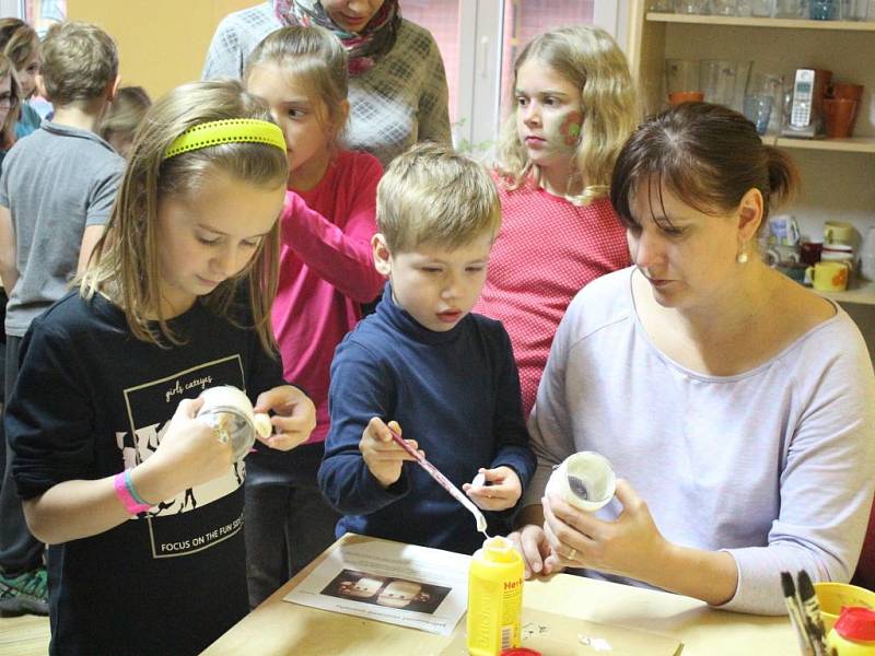 Děti, ale i dospělí dlabali dýně a tvořili různé dekorace.