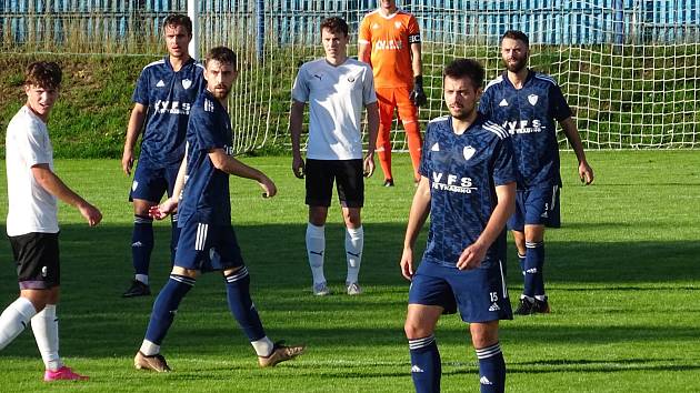 Na fotbalisty Pelhřimova (v bílých dresech) čeká v neděli okresní derby proti Speřicím. Nové Město (v modrém) vyzve o den dříve doma Tasovice.