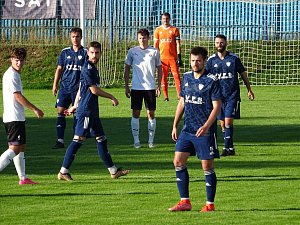 Na fotbalisty Pelhřimova (v bílých dresech) čeká v neděli okresní derby proti Speřicím. Nové Město (v modrém) vyzve o den dříve doma Tasovice.