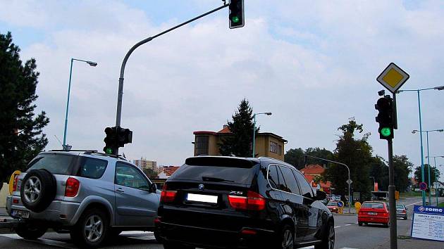 Světelné zařízení na křižovatce v Nádražni ulici reagují na okamžitou dopravní situaci. Někteří řidiči se toho naučili zneužívat. 