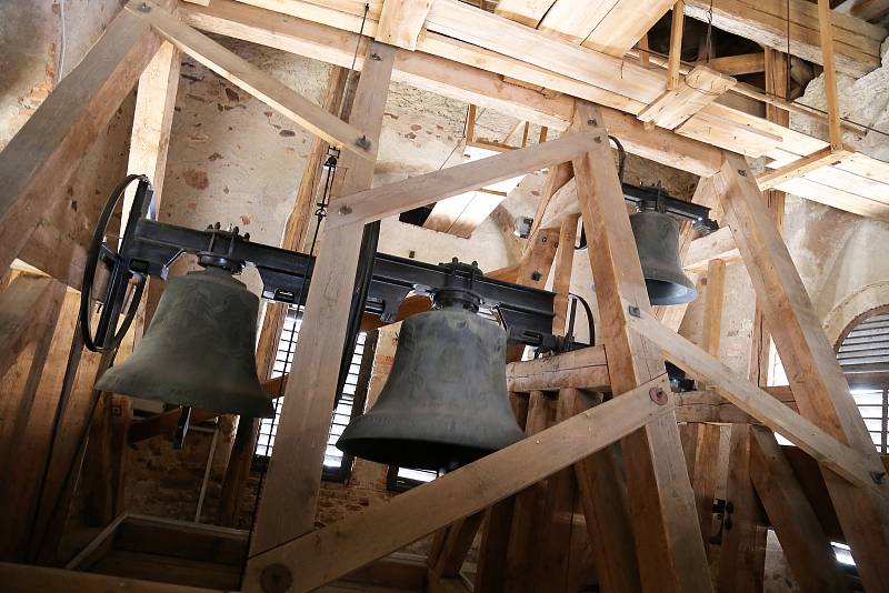 Všechny své čtyři zvony rozezněl k uctění památky těch, kteří podlehli koronaviru, také kostel Všech svatých v Kamenici nad Lipou.