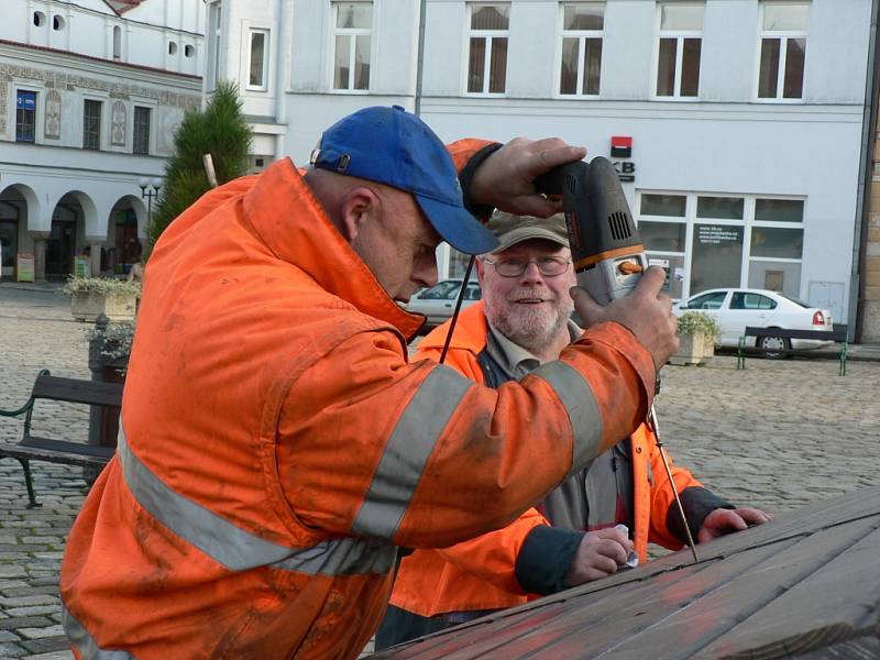 Kašna na pelhřimovském Masarykově náměstí je připravena na zimu. 