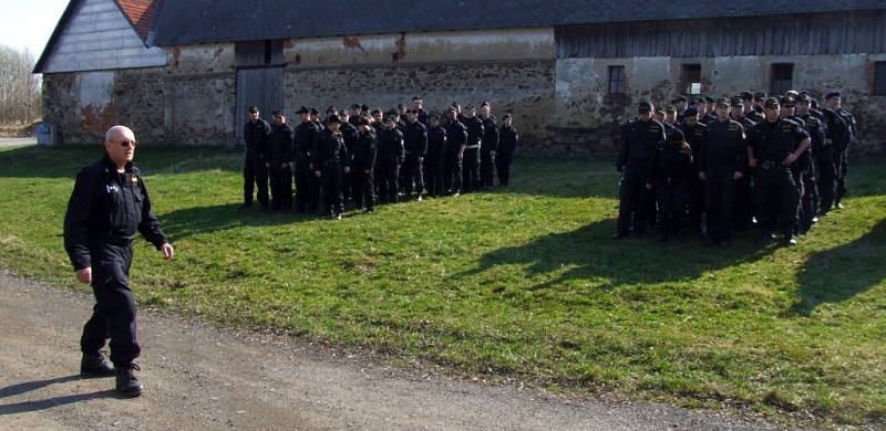 Zhruba před úterní desátou hodinou začala druhá etapa pátrání po zmizelé sedmasedmdesátileté ženě z Výskytné na Pelhřimovsku, do které bylo zapojeno na sto osob, složených z policistů, hasičů a místních obyvatel. 