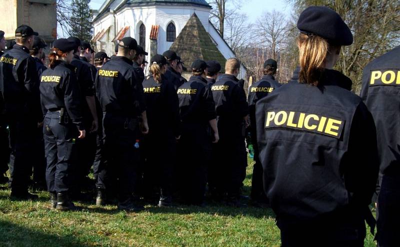 Zhruba před úterní desátou hodinou začala druhá etapa pátrání po zmizelé sedmasedmdesátileté ženě z Výskytné na Pelhřimovsku, do které bylo zapojeno na sto osob, složených z policistů, hasičů a místních obyvatel. 