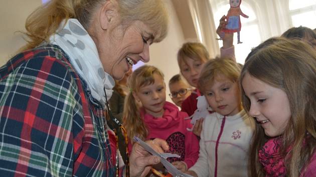 Druháčci ze Základní školy Humpolec byli povídáním Šárky Váchové (vlevo) tak nadšeni, že ji požádali o podpis na vlastnoručně vyrobené papírové loutky. 