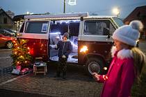 Speciální vánoční autobus přiveze čerta, Mikuláše a anděla na Masarykovo náměstí v Pelhřimově. Ilustrační foto: Deník/Jaroslav Loskot