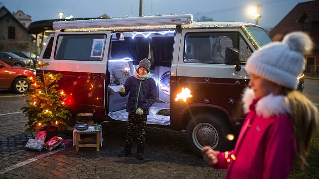 Speciální vánoční autobus přiveze čerta, Mikuláše a anděla na Masarykovo náměstí v Pelhřimově. Ilustrační foto: Deník/Jaroslav Loskot