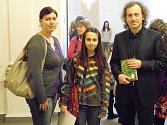 Nikola Abdallahová (uprostřed) se svou učitelkou Kateřinou Matějkovou a spisovatelem Martinem Vopěnkou. 