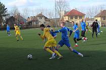 V posledním přípravném utkání před startem jarní části soutěží podlehli fotbalisté Žirovnice (v modrém) Sokolu Bedřichov 1:5. V prvním soutěžním ale na nezdary zapomněli a slavili vítězství.