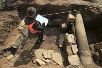 Petr Duffek z jihlavského pracoviště organizace Archaia zakresluje 19. března 2022 archeologické nálezy v želivském klášteře premonstrátů. Archeologové zde našli torzo středověkého teplovzdušného vytápění.     