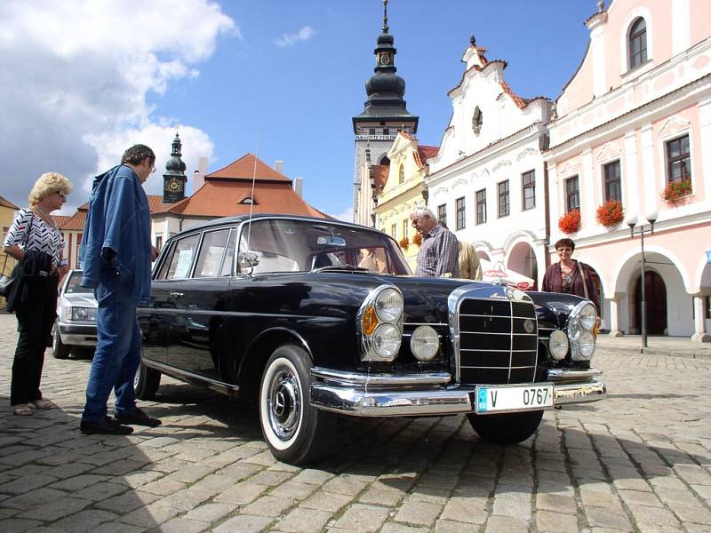 Český Merecedes-Benz klub se rozhodli oslavit 45. výročí založení klubu soutěžní víkendovou projížďkou po Pelhřimovsku.