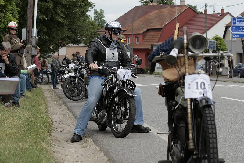 Pacov a okolí patřily v sobotu historickým motocyklům.