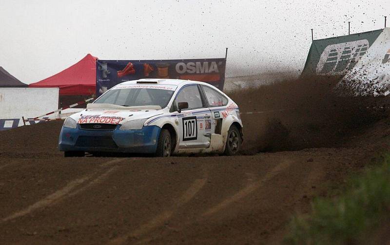 Tradiční autokrosovou tečku za sezonou napsal Bernard Cup – Setkání mistrů autokrosu.