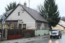 Dům v Kamenici nad Lipou, ve kterém chovatelka týrala přes dvě stě psů.