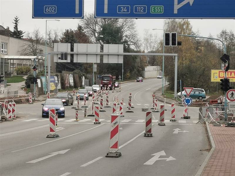 Na rozkopané křižovatce u pelhřimovské nemocnice dělníci vyměňují semafory. Foto: archiv města Pelhřimova