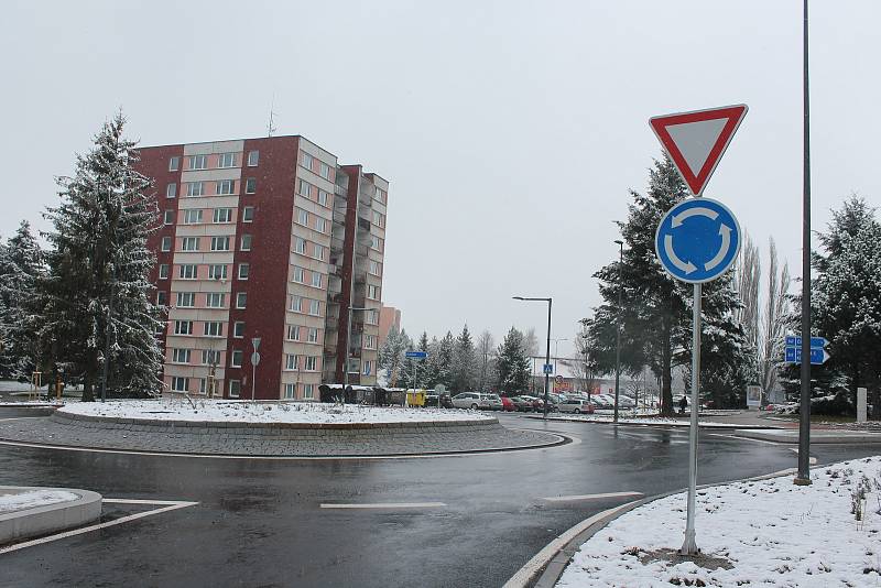 Budování nového kruhového objezdu začalo v květnu letošního roku.