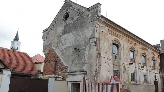 Synagoga v Pacově čeká na záchranu.