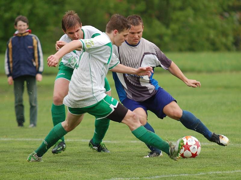 Fotbalisté Kamenice dokázali zdánlivě nemožné. Suverénovi letošního ročníku I. A třídy doma uštědřili pětigólový debakl. Hosté ze Světlé nad Sázavouv této sezoně prohráli teprve podruhé.