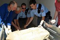 Nalezený smírčí kámen pelhřimovští policisté ve středu odpoledne oficiálně předali zachotínskému místostarostovi Martinu Vackemu. Několik set kilogramů vážící kulturní památce muselo do vozíku pomoci několik lidí. 