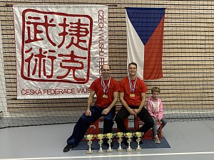 Bojovníci Wu-shu Pelhřimov Michal Roučka a Petr Vaculín vybojovali na mezinárodním Moravském poháru v Kuřimi šest zlatých pohárů.