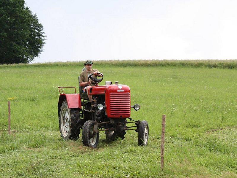 Burácení traktorů se rozléhalo celým Myslotínem. Hrstka tamních nadšenců se totiž rozhodla pojmout tradiční pouť po svém a místo zábavy uspořádala první ročník TraktorMáňa Festu.