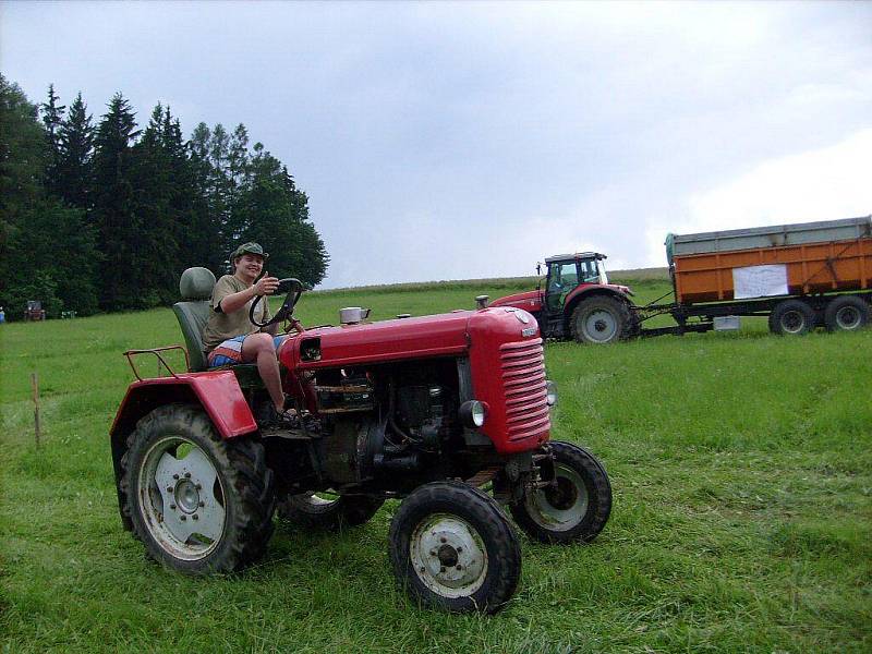 Burácení traktorů se rozléhalo celým Myslotínem. Hrstka tamních nadšenců se totiž rozhodla pojmout tradiční pouť po svém a místo zábavy uspořádala první ročník TraktorMáňa Festu.