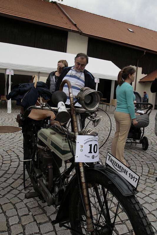 Pacov a okolí patřily v sobotu historickým motocyklům.