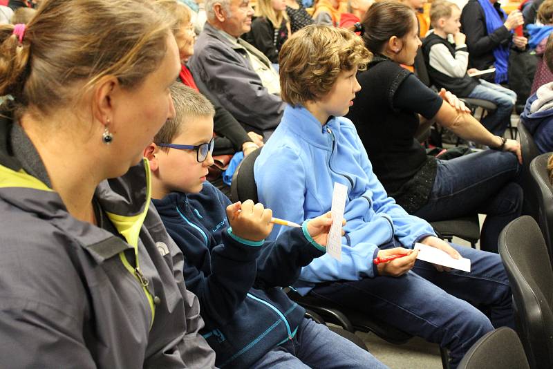 Zájemci si na pelhřimovském gymnázium vyzkoušeli spoustu zajímavých pokusů. Foto: Deník/Monika Pelíšková