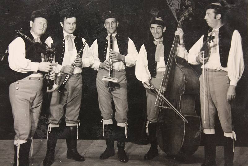 1973 – Dudácká muzika souboru Stražišťan v podání (zleva) Františka Zajíce, Karla Papeže, Františka Papeže, Oldřicha Šlížka a Miroslava Strnada.