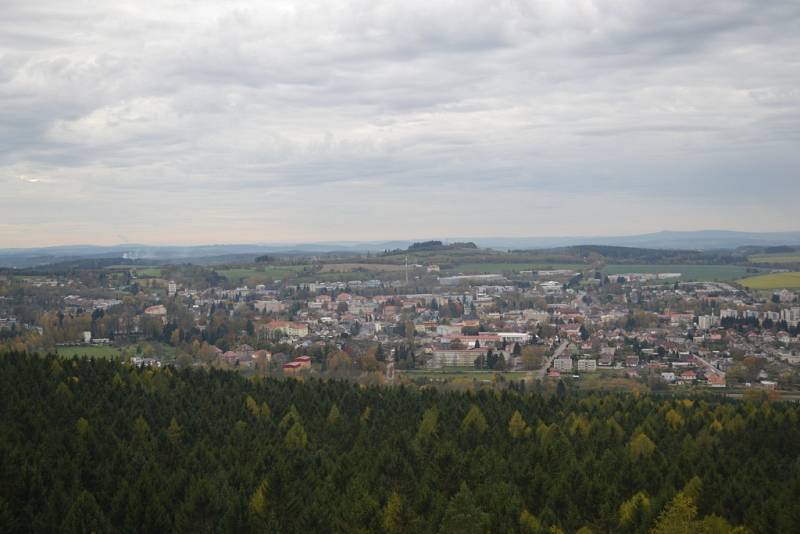 Ocelová konstrukce rozhledny vyplňuje „zub“ poškozené věže. Autorem návrhu stavby je architekt Martin Franěk, její realizaci za zhruba dva a půl milionu korun zaplatilo město Humpolec. 