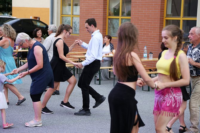 V sobotu večer se za Kulturním domem Máj v Pelhřimově uskutečnila letošní první Letní Pelhřimovská tančírna.