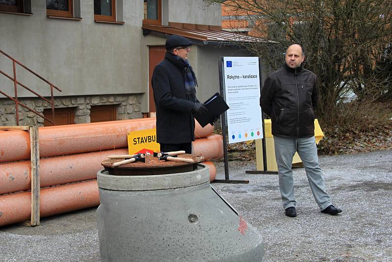 Základní kámen stavby kanalizace v Rokytně byl položen 29. listopadu 2017. Až do podzimu se museli místní smířit se stavebním ruchem a uzavírkami.