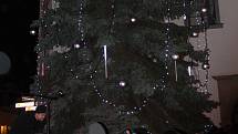 Tisíce lidí v Pelhřimově si v neděli vpodvečer nenechaly ujít slavnostní rozsvícení vánočního stromu na Masarykově náměstí. 