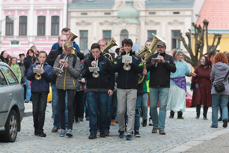 Čarodějnický rej a a lampionový průvod v Pacově začínal na náměstí Svobody a končil v areálu zámecké zahrady.