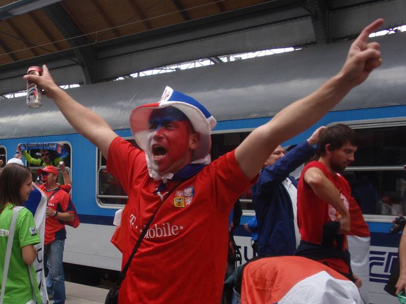 Čeští fotbaloví fanoušci se na Městském stadionu ve Wroclawi v úterý radovali z vítězství nad Řeky. Nechyběla mezi nimi ani Eva Leligdonová z Pelhřimova. 