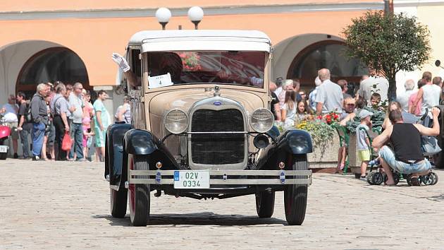 Sraz historických aut a motocyklů začal tradičně v centru Pelhřimova.