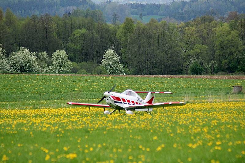 Setkání pilotů na letišti v Kejžlici