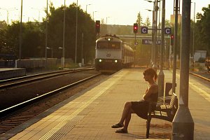 Na vlakovém nádraží v Pelhřimově se musejí cestující v těchto dnech obejít bez čekárny. Ilustrační foto: Deník/Milan Krčmář