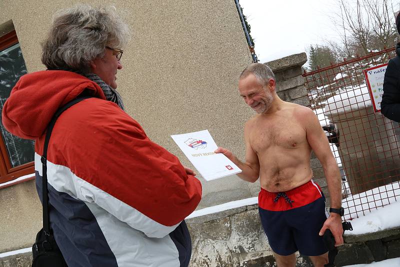 Josef Šálek uběhl v neděli 17. ledna v Pelhřimově půlmaraton za 1 hodinu 36 minut a 21 vteřin. Běžel bos, po souvislé vrstvě sněhu a pouze v šortkách.