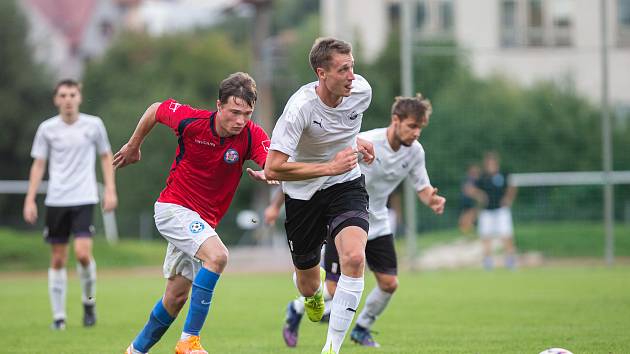 Po rozpačitém startu do sezony nabrali fotbalisté Pelhřimova (v bílých dresech) jasný směr, který vyvrcholil o minulém víkendu vytouženým návratem do divize.