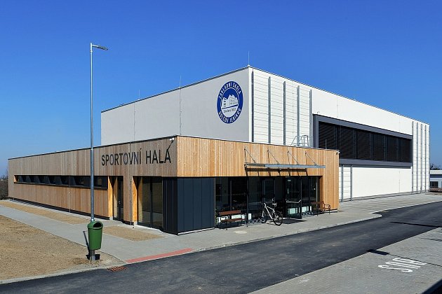 Sportovní hala u školy Golčův Jeníkov.