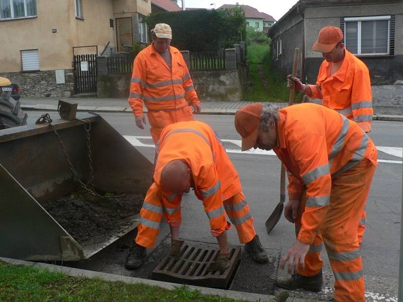 Pondělní den byl proto pro pacovské silničáře ve znamení čištění několika desítek kanálů, které byly po průtrži mračen plné bahna. 