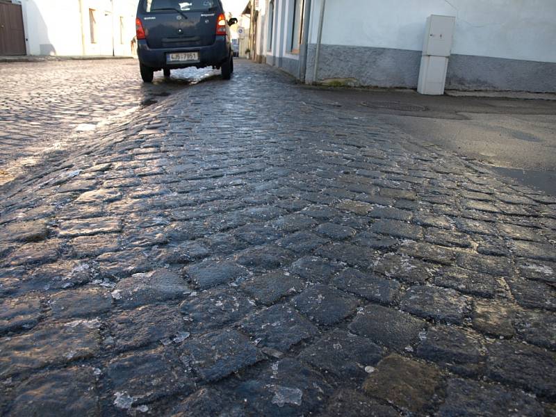 Pozor si lidé nemuseli dávat pouze na asfaltu. Zrádně zmrzlé byly i dlažební kostky v centru Pelhřimova, které zůstaly kluzké až do odpoledne.