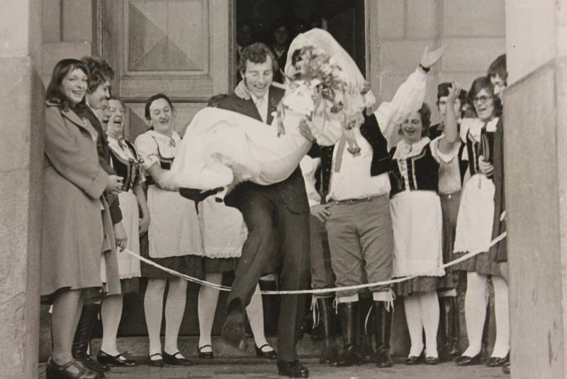 1974 – Soubor hned v prvních letech svého fungování založil tradici v účasti na svatbách svých členů. Zvyk v souboru přetrval i do současné doby.