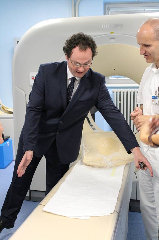 Pelhřimovská nemocnice v pátek 21. července představila moderního pomocníka radiodiagnostického oddělení. Stal se jím nový počítačový tomograf Philips Ingenuity Elite 128 v hodnotě 17 milionů korun.