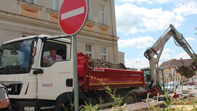 Práce na rekonstrukci jednosměrné Španovského ulice v Pacově začaly. Stavebníci aktuálně pracují ve spod-ní části ulice. 