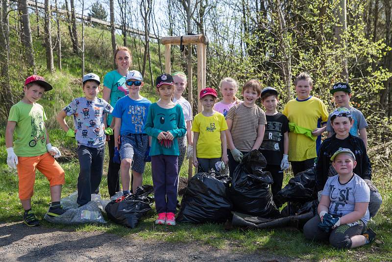 Do 10. ročníku úklidu veřejného prostranství v Kraji Vysočina s názvem Čistá Vysočina se zapojila i MŠ a ZŠ Jiřicích na Pelhřimovsku.