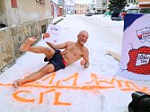 Jeden z extrémních rekordů vytvořil v Pelhřimově Josef Šálek z Písku, který dokázal uběhnout bosý a svlečený do půli těla půlmaraton.